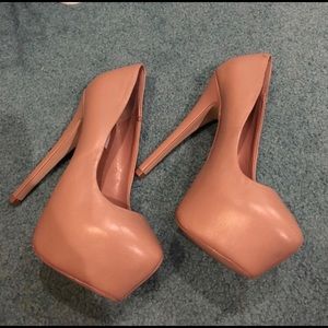Nude pumps